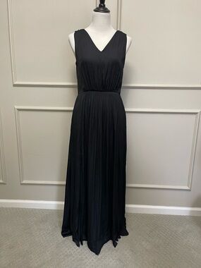 Banana Republic Black Sleeveless V-Neck Pleated Maxi Gown